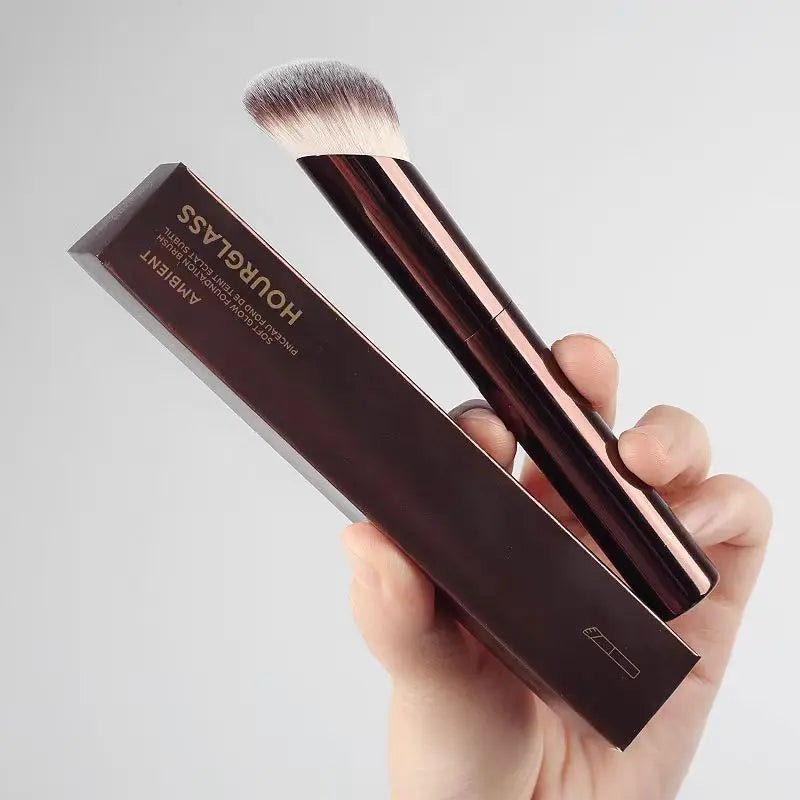 HOURGLASS | Pinceau fond de teint biseauté à long manche - Outil de maquillage pour fond de teint et correcteur
