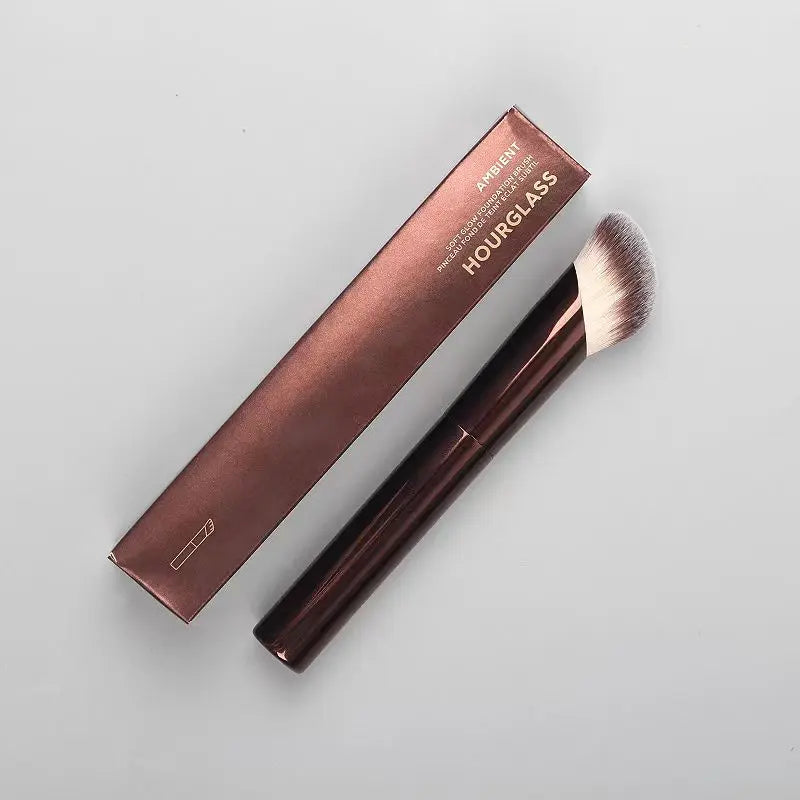 HOURGLASS | Pinceau fond de teint biseauté à long manche - Outil de maquillage pour fond de teint et correcteur